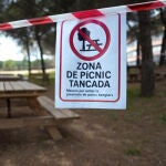 Zonas de picnic de la UAB cerradas tras un cartel alertando de la presencia de la peste porcina