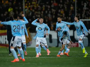 SANT ANDREU VS CELTA VIGO BARCELONA, 04/12/2025.- Los jugadores del Celta celebran la victoria al finalizar el partido de la segunda eliminatoria de la Copa del Rey que Sant Andreu y Celta de Vigo disputaron este jueves en el estadio Narcís Sala. EFE/ Enric Fontcuberta