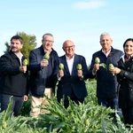 El presidente de la Diputación de Alicante, Toni Pérez, y el presidente de la Asociación de la Alcachofa de la Vega Baja, Antonio Ángel Hurtado, hoy en la Daya Nueva
