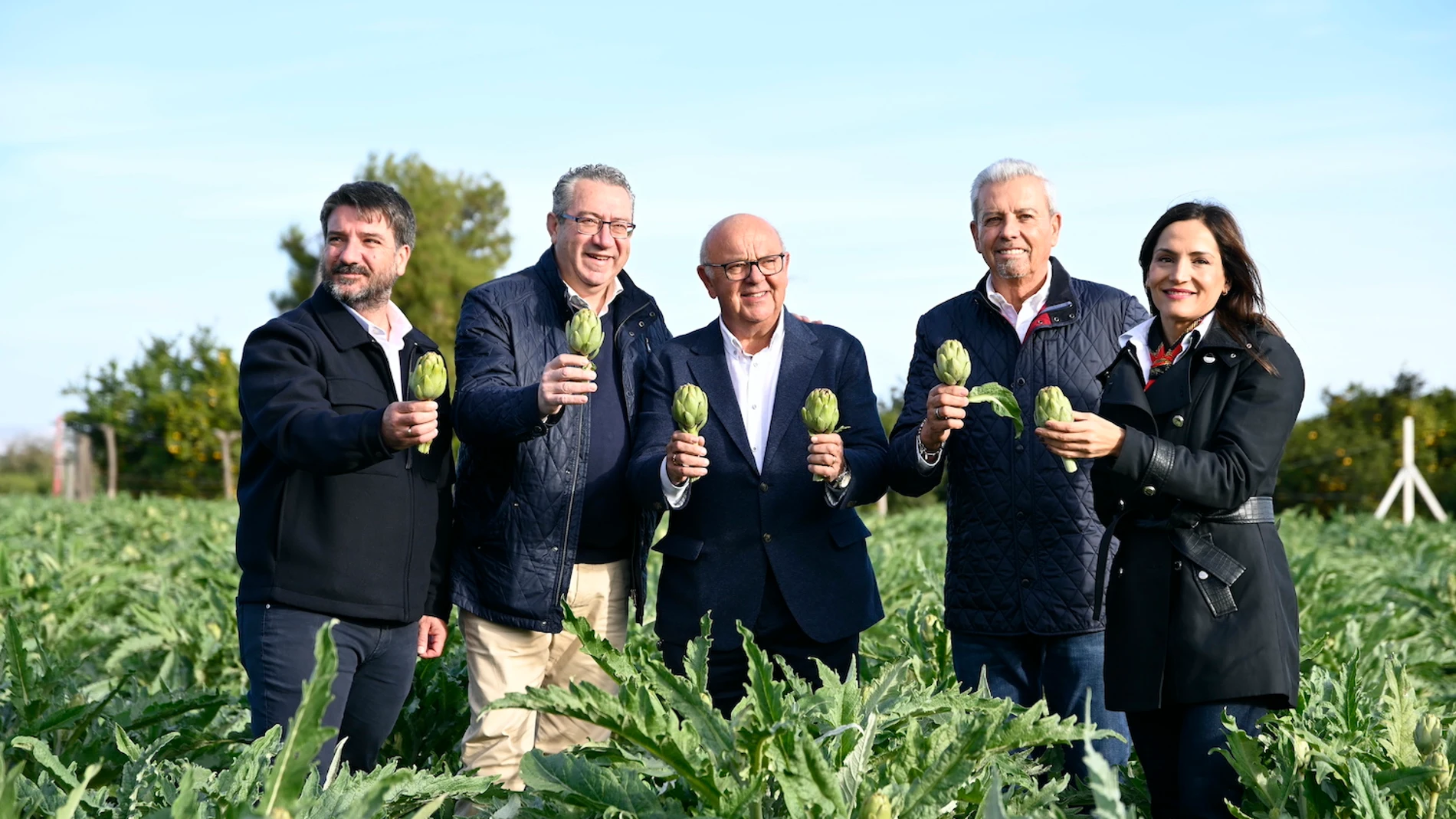 El presidente de la Diputación de Alicante, Toni Pérez, y el presidente de la Asociación de la Alcachofa de la Vega Baja, Antonio Ángel Hurtado, hoy en la Daya Nueva