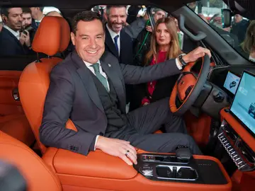 Acto oficial de presentación de la factoría de Santana Factory en Jaén El presidente de la Junta de Andalucía, Juanma Moreno, sube a uno de los modelos de coches fabricado en la factoría de Santana Factory antes del acto oficial de presentación de la misma. A 5 de diciembre de 2025, en Jaén (Andalucía, España). Este viernes, 5 de diciembre, es la fecha señalada para que la actividad de automoción vuelva a Linares (Jaén) con la inauguración de la fábrica Santana Factory, el proyecto cuenta con una inversión de mas de 20 millones de euros y se espera que origine u...