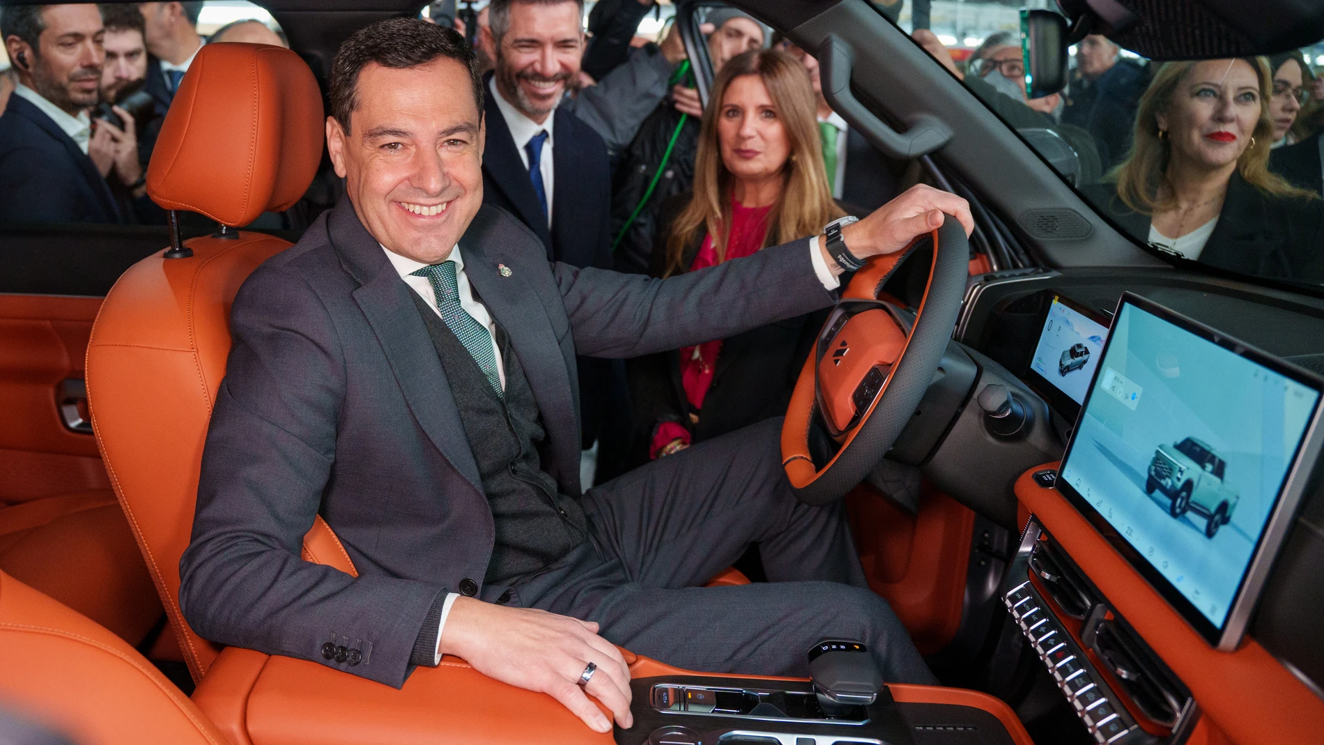 El presidente de la Junta de Andalucía, Juanma Moreno, sube a uno de los modelos de coches fabricado en la factoría de Santana Factory antes del acto oficial de presentación de la misma. A 5 de diciembre de 2025, en Jaén (Andalucía, España). Este viernes, 5 de diciembre, es la fecha señalada para que la actividad de automoción vuelva a Linares (Jaén) con la inauguración de la fábrica Santana Factory, el proyecto cuenta con una inversión de mas de 20 millones de euros y se espera que origine u...