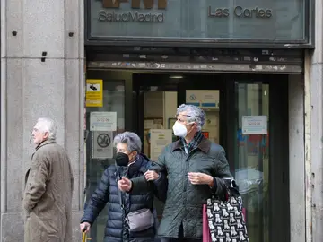 Dos personas a su salida del Centro de Salud Las Cortes Dos personas a su salida del Centro de Salud Las Cortes