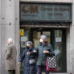 Dos personas a su salida del Centro de Salud Las Cortes