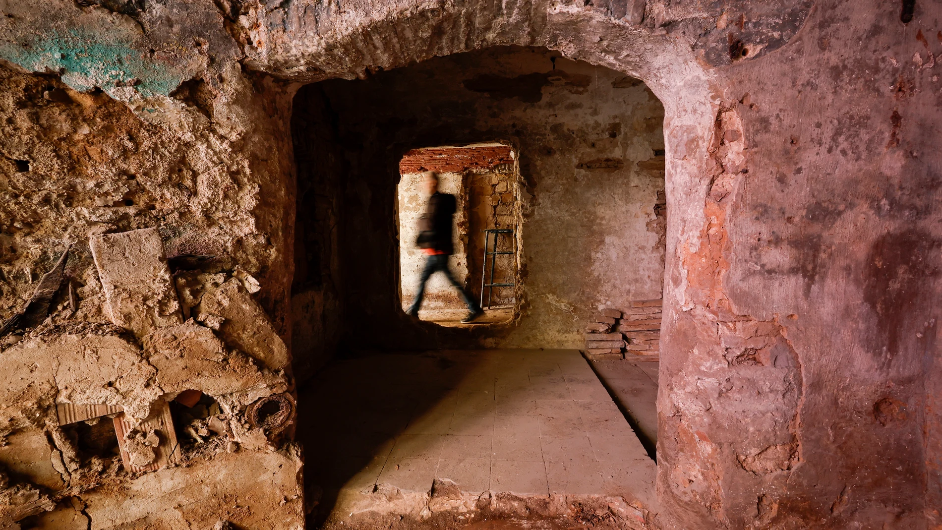 GRAFCVA1066. VALENCIA, 05/12/2025.- Vista general de les Covetes de Sant Joan, cuyas obras de rehabilitación ha visitado este viernes la alcaldesa de València, María José Catalá, acompañada del arquitecto Carlos Campos y de la asociación "Recuperem les Covetes". EFE/Biel Aliño
