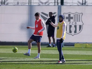 Raphinha y Cubarsí en el último entrenamiento del Barcelona antes de jugar con el Betis Raphinha and Pau Cubarsi during the training day of FC Barcelona ahead the Spanish League, La Liga EA Sports, football match against Real Betis at Ciudad Esportiva Joan Gamper on December 05, 2025 in Sant Joan Despi, Barcelona, Spain.AFP7 05/12/2025 ONLY FOR USE IN SPAIN