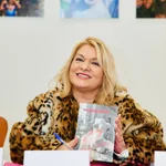 La escritor Lola Soriano, con su nueva novela "Hola Pinoxo"