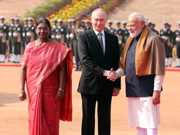 Russian President Putin visits India NEW DELHI (India), 05/12/2025.- Russian President Vladimir Putin and Indian Prime Minister Narendra Modi (R) and Indian president Droupadi Murmu during a welcome ceremony at the President’s House in New Delhi, India, 05 December 2025. Russian President Putin is on a two-day state visit to India and will also be attending the 23rd India-Russia Annual Summit, where several international and regional issues will be on the agenda. (Rusia, Nueva Delhi) EFE/EPA/HARISH TYAGI