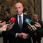 El alcalde de León, José Antonio Diez, atiende a los medios de comunicación