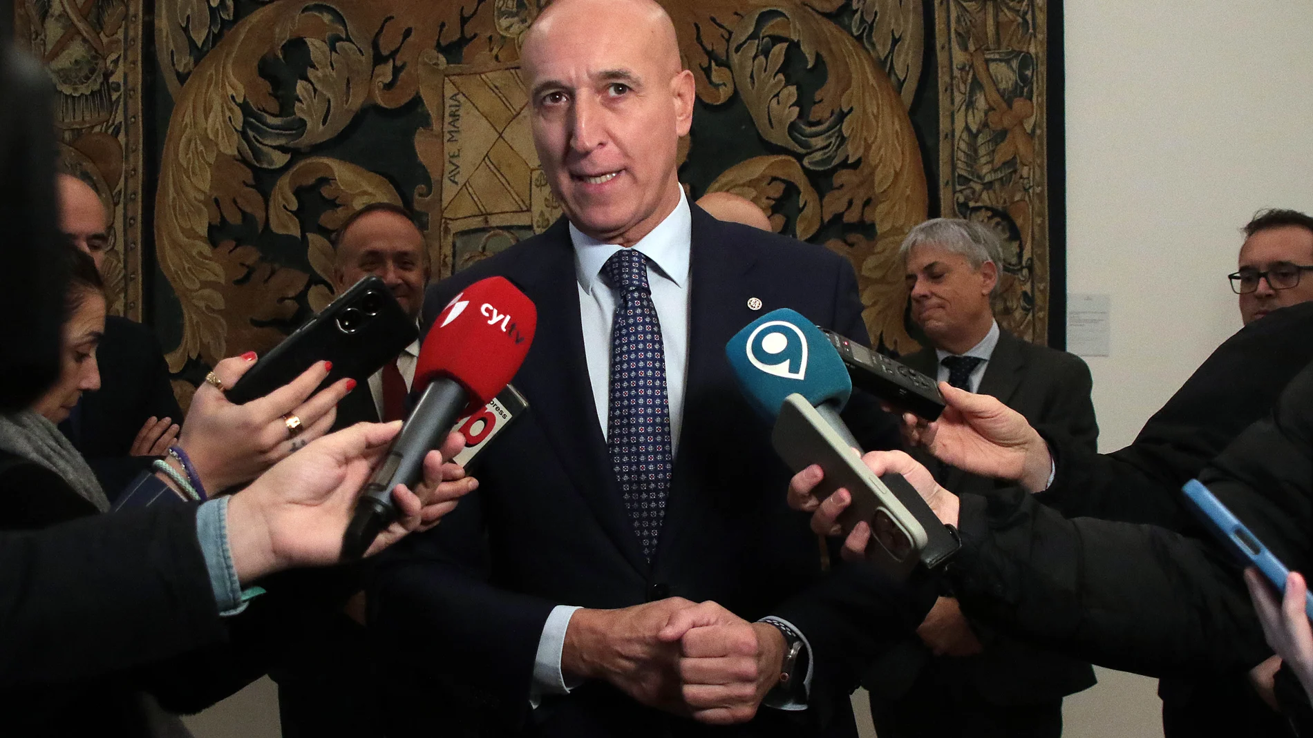 El alcalde de León, José Antonio Diez, atiende a los medios de comunicación