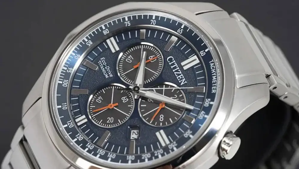 Es un reloj elegante y versátil, perfecto para usar a diario