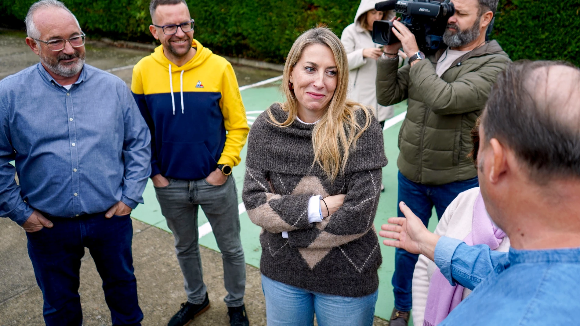 HERVÁS (CÁCERES), 05/12/2025.-La presidenta de la Junta de Extremadura y candidata del PP a la reelección, María Guardiola, ha iniciado este jueves la campaña electoral en la localidad cacereña de Hervás, donde ha mantenido un encuentro con un grupo de bomberos forestales y ha reivindicado la actuación del Ejecutivo regional en la gestión de los incendios del pasado verano. EFE/EDUARDO PALOMO