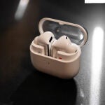 Los Samsung Galaxy Buds3 Pro de color blanco dentro de su estuche de carga