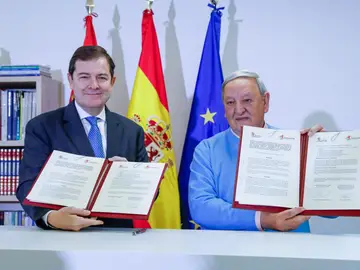 El presidente de la Junta de Castilla y León, Alfonso Fernández Mañueco, firma un protocolo con la Red de Jubilados y Pensionistas de Castilla y León para fomentar el uso de nuevas tecnologías. El presidente de la Junta de Castilla y León, Alfonso Fernández Mañueco, firma un protocolo con la Red de Jubilados y Pensionistas de Castilla y León para fomentar el uso de nuevas tecnologías.