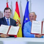 El presidente de la Junta de Castilla y Le&oacute;n, Alfonso Fern&aacute;ndez Ma&ntilde;ueco, firma un protocolo con la Red de Jubilados y Pensionistas de Castilla y Le&oacute;n para fomentar el uso de nuevas tecnolog&iacute;as.