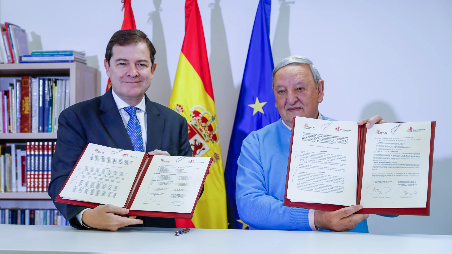 El presidente de la Junta de Castilla y León, Alfonso Fernández Mañueco, firma un protocolo con la Red de Jubilados y Pensionistas de Castilla y León para fomentar el uso de nuevas tecnologías.