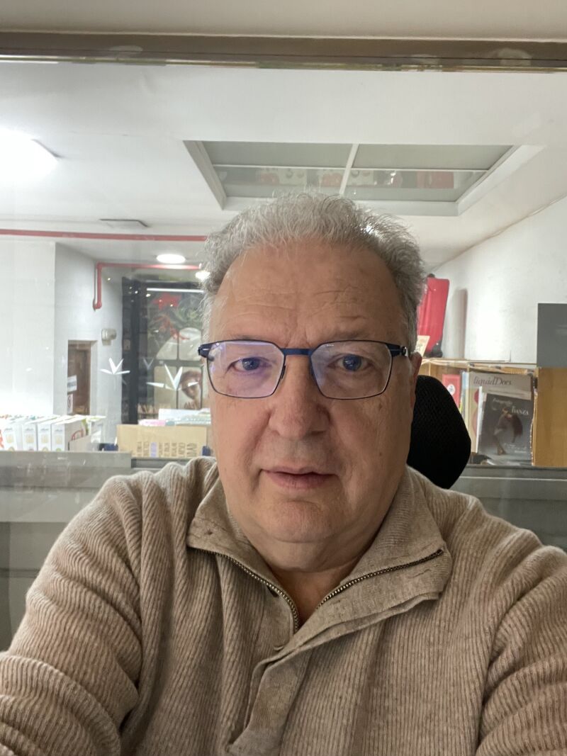 José Herreros en su librería