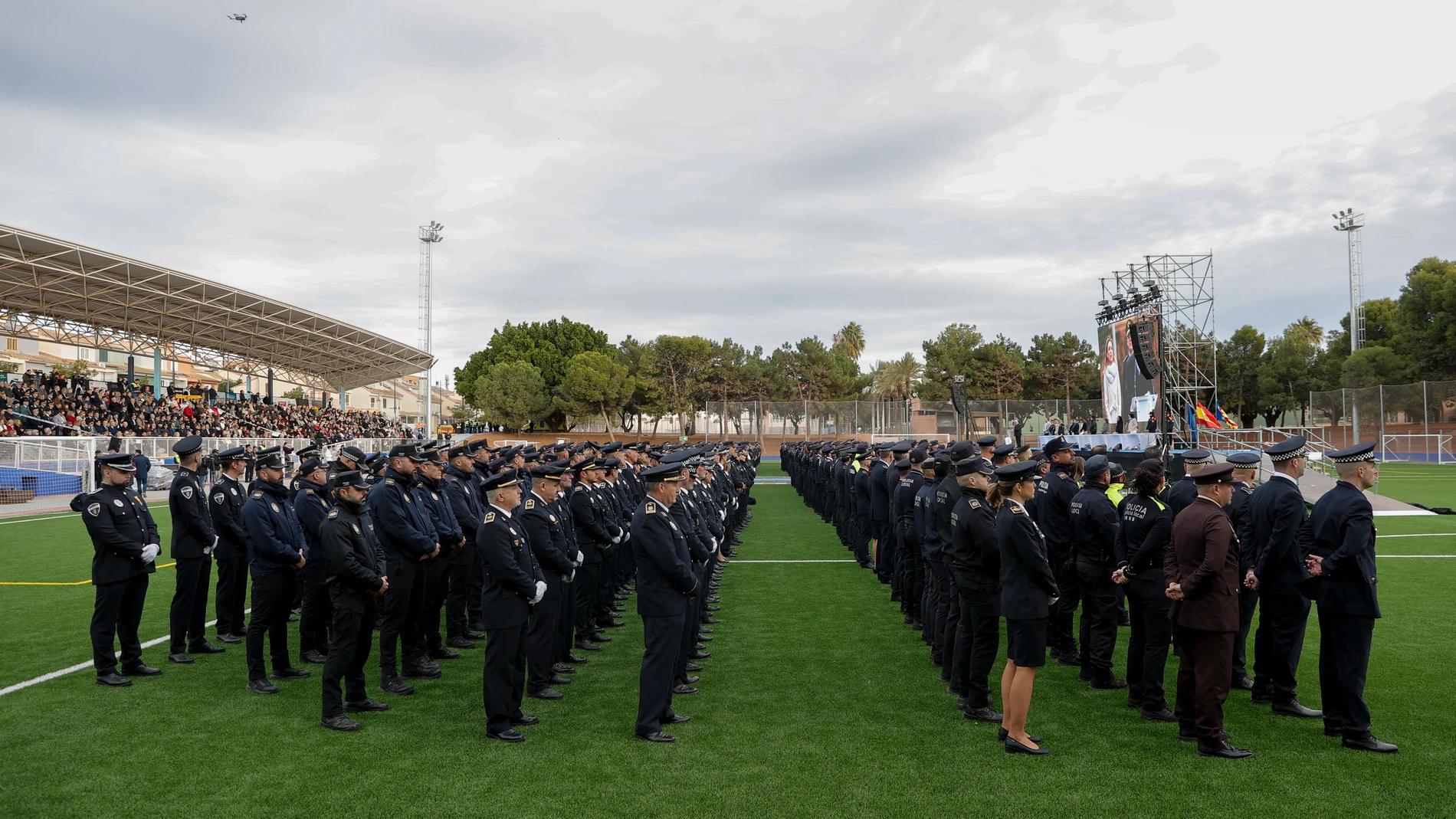 GRAFCVA1055. PAIPORTA (VALENCIA), 05/12/2025.- Vista general del acto celebrado este viernes en el que la Policía Local de Paiporta entrega la Medalla de Oro a la ciudadanía y a más de 900 agentes de toda España por su labor durante la dana que arrasó este y otros municipios de Valencia el 29 de octubre de 2024, en un acto con más de 1.600 personas entre policías locales, guardias civiles de Paiporta, miembros y voluntarios de Protección Civil, así como 31 alcaldes y autoridades municipales d...