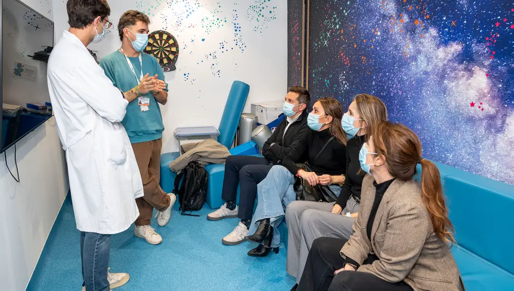 Los representantes de la Fundación Renault visitan las instalaciones de "Cris contra el Cáncer"