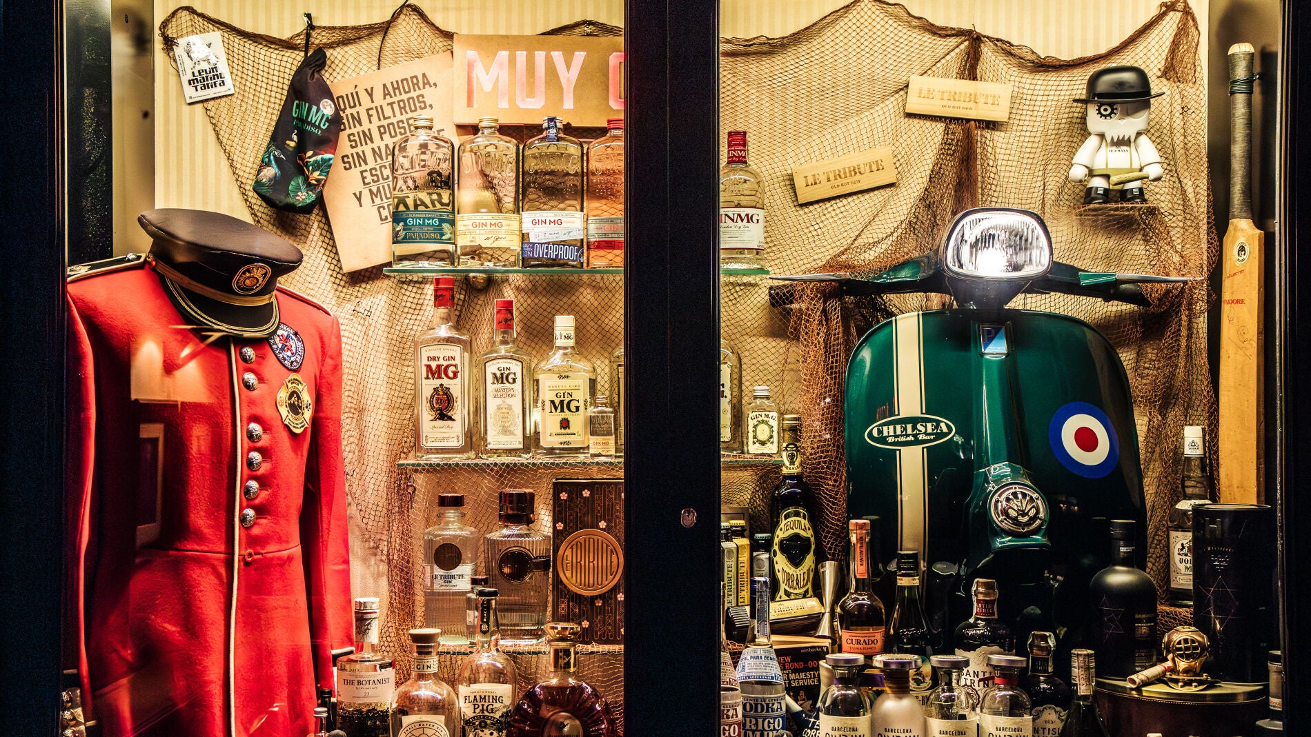 Algunas de las botellas de Gin MG con las que cuenta el Bar Chelsea de León