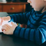 Expertos en desarrollo infantil tachan de “basura” al contenido generado por IA: “Afectará su comprensión del mundo”