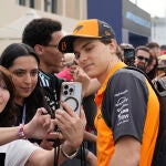 Oscar Piastri se hace un selfie con una aficionada