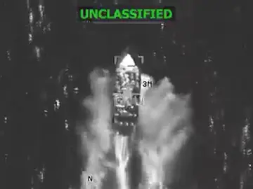 EEUU ataca nueva lancha en el Pacífico en pleno debate por la legalidad de las operaciones AME5893. WASHINGTON (ESTADOS UNIDOS), 04/12/2025.- Captura de video tomada de la cuenta en X @Southcom del Comando Sur de los Estados Unidos que muestra una embarcación antes de ser atacada en aguas del océano Pacífico. Las fuerzas armadas de Estados Unidos publicaron este jueves un vídeo de un nuevo ataque contra una lancha supuestamente ligada al narcotráfico en el Pacífico Oriental. EFE/ @southcom /SOLO USO EDITORIAL/NO VENTAS/SOLO DISPONIBLE PARA ILUSTRAR LA NOTICIA QUE ACOMPAÑA (CRÉDITO ...