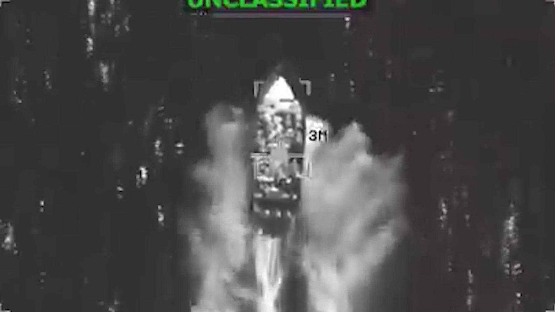 AME5893. WASHINGTON (ESTADOS UNIDOS), 04/12/2025.- Captura de video tomada de la cuenta en X @Southcom del Comando Sur de los Estados Unidos que muestra una embarcación antes de ser atacada en aguas del océano Pacífico. Las fuerzas armadas de Estados Unidos publicaron este jueves un vídeo de un nuevo ataque contra una lancha supuestamente ligada al narcotráfico en el Pacífico Oriental. EFE/ @southcom /SOLO USO EDITORIAL/NO VENTAS/SOLO DISPONIBLE PARA ILUSTRAR LA NOTICIA QUE ACOMPAÑA (CRÉDITO ...