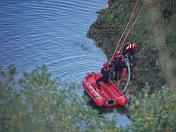Agentes de la UME rastrean la balsa de Berbes, a 2 de diciembre de 2025, en Ribadesella, Asturias (España). La Unidad Militar de Emergencias (UME) y la Policía Nacional han iniciado hoy el rastreo en la balsa de la bocamina, ubicada en la localidad de Berbes, en Ribadesella, para buscar los restos de dos personas, madre e hija, desparecidas en 1987, en alguno de los vehículos que están sumergidos en el agua. Agentes de la UME rastrean la balsa de Berbes, a 2 de diciembre de 2025, en Ribadesella, Asturias (España). La Unidad Militar de Emergencias (UME) y la Policía Nacional han iniciado hoy el rastreo en la balsa de la bocamina, ubicada en la localidad de Berbes, en Ribadesella, para buscar los restos de dos personas, madre e hija, desparecidas en 1987, en alguno de los vehículos que están sumergidos en el agua.