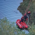 Agentes de la UME rastrean la balsa de Berbes, a 2 de diciembre de 2025, en Ribadesella, Asturias (España). La Unidad Militar de Emergencias (UME) y la Policía Nacional han iniciado hoy el rastreo en la balsa de la bocamina, ubicada en la localidad de Berbes, en Ribadesella, para buscar los restos de dos personas, madre e hija, desparecidas en 1987, en alguno de los vehículos que están sumergidos en el agua.