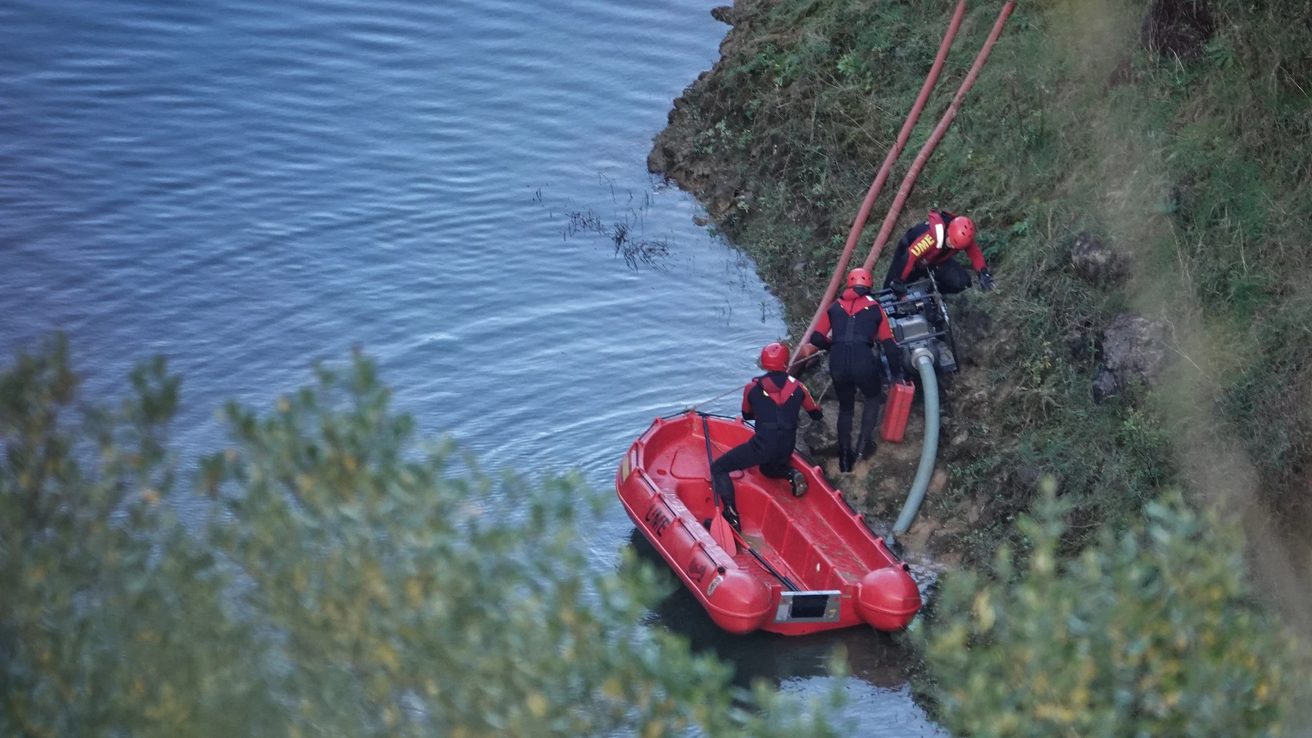 Agentes de la UME rastrean la balsa de Berbes, a 2 de diciembre de 2025, en Ribadesella, Asturias (España). La Unidad Militar de Emergencias (UME) y la Policía Nacional han iniciado hoy el rastreo en la balsa de la bocamina, ubicada en la localidad de Berbes, en Ribadesella, para buscar los restos de dos personas, madre e hija, desparecidas en 1987, en alguno de los vehículos que están sumergidos en el agua.