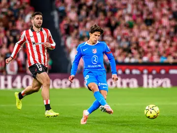 Athletic Club - Atlético de madrid BILBAO, 06/12/2025.- El delantero argentino del Atlético de Madrid Giuliano Simeone (d) chuta ante Jesús Areso, del Athletic, durante el partido de Liga en Primera División que Athletic Club y Atlético de Madrid disputan este sábado en el estadio de San Mamés, en Bilbao. EFE/Javier Zorrilla