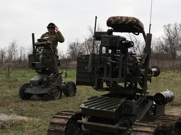 Un soldado ucraniano prueba un robot en el frente de guerra en Zaporiyia ZAPORIZHZHIA (Ukraine), 06/12/2025.- A handout photo made available by the press service of the 65th Separate Mechanized Brigade of the Ukrainian Armed Forces shows specialists testing ground-based robotic systems at a testing ground before they are sent to a fighting zone, in an undisclosed location in the Zaporizhzhia area, Ukraine, 06 December 2025, amid the ongoing Russian invasion. Russian troops entered Ukrainian territory on 24 February 2022, starting a conflict that has provoked destr...