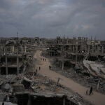 Gazat&iacute;es pasean por Jabaliya en medio de los escombros de edificios destruidos al norte de Ciudad de Gaza