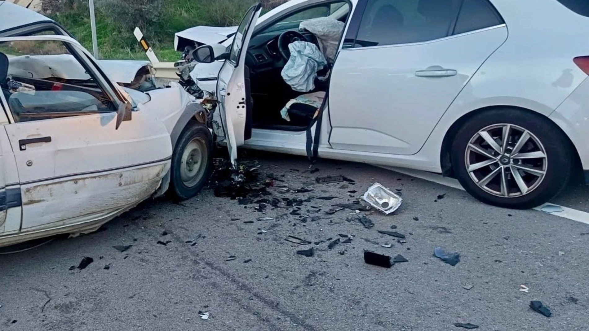Un muerto y un herido tras una colisión frontal entre dos vehículos en Alcaucín
