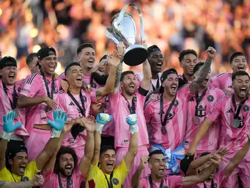 Messi levanta el trofeo rodeado por sus compañeros del Inter Miami Inter Miami's Lionel Messi hoists the trophy alongside teammates after defeating the Vancouver Whitecaps in the MLS Cup final soccer match, in Fort Lauderdale, Fla., Saturday, Dec. 6, 2025. (Darryl Dyck/The Canadian Press via AP)