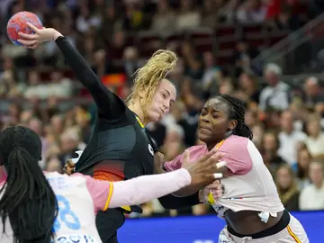 Anikka Lott busca el lanzamiento ante la defensa española DORTMUND (Germany), 06/12/2025.- Annika Lott of Germany in action during the IHF Women's Handball World Championship 2025 match between Spain and Germany in Dortmund, Germany, 06 December 2025. (Balonmano, Alemania, España) EFE/EPA/CHRISTOPHER NEUNDORF