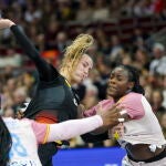 Anikka Lott busca el lanzamiento ante la defensa espa&ntilde;ola