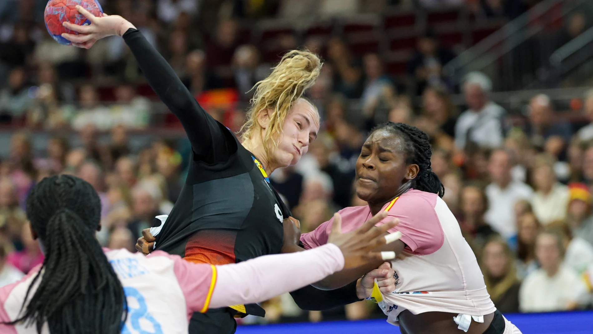 DORTMUND (Germany), 06/12/2025.- Annika Lott of Germany in action during the IHF Women's Handball World Championship 2025 match between Spain and Germany in Dortmund, Germany, 06 December 2025. (Balonmano, Alemania, España) EFE/EPA/CHRISTOPHER NEUNDORF