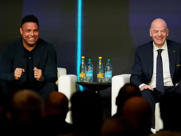 Infantino y Ronaldo Nazario en la ceremonia de confección del calendario del Mundial Ronaldo, left, and FIFA President Gianni Infantino laugh during the match schedule reveal for the 2026 soccer World Cup in Washington, Saturday, Dec. 6, 2025. (AP Photo/Chris Carlson)