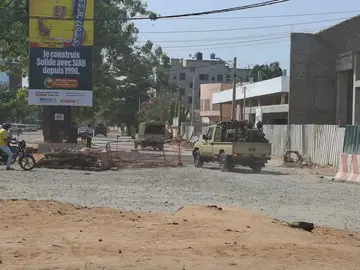 Soldados patrullan en Cotonu (Benín) Soldiers ride in a military vehicle along a street amid an attempted coup in Cotonou Benin, Sunday Dec. 6, 2025. (AP Photo)
