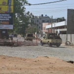 Soldados patrullan en Cotonu (Ben&iacute;n)