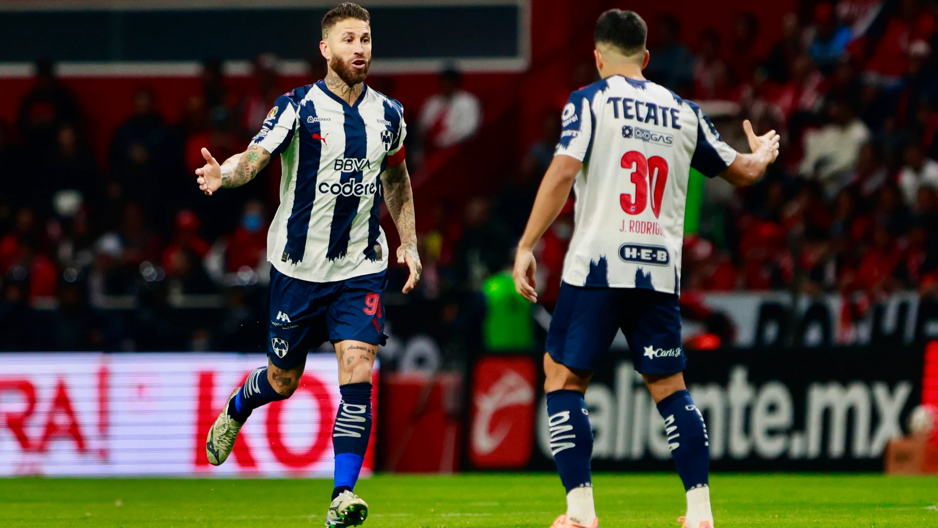 MEX729. TOLUCA (MÉXICO), 06/12/2025.- Sergio Ramos (i) y Jorge Rodríguez de Monterrey celebran un gol este sábado, en un partido por las semifinales del Torneo Apertura 2025 de la Liga MX entre Toluca y Monterrey en el estadio Nemesio Diez en Toluca (México). EFE/Felipe Gutiérrez