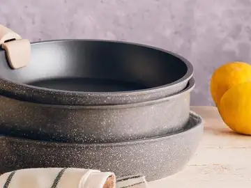 La solución más práctica para cocinas pequeñas: sartenes apilables, mango extraíble y antiadherente para cocinar sin complicaciones Monix One Click Pietra