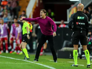 Matías Almeyda da instrucciones desde la banda Matias Almeyda, head coach of Sevilla FC, gestures during the Spanish league, La Liga EA Sports, football match played between Valencia CF and Sevilla FC at Mestalla stadium on December 7, 2025, in Valencia, Spain.AFP7 07/12/2025 ONLY FOR USE IN SPAIN
