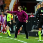 Matías Almeyda da instrucciones desde la banda