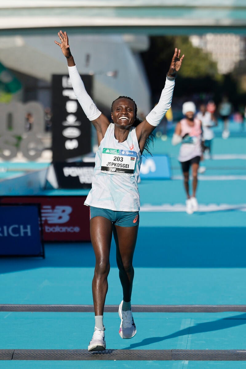 Joyciline Jepkosgei se ha llevado la victoria con un tiempo oficioso de 2:14:00, la mejor marca mundial del año