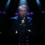 El cantante Raphael durante su concierto este domingo, con el que vuelve a los escenarios despu&eacute;s de un descanso y repasa 60 a&ntilde;os de &eacute;xitos