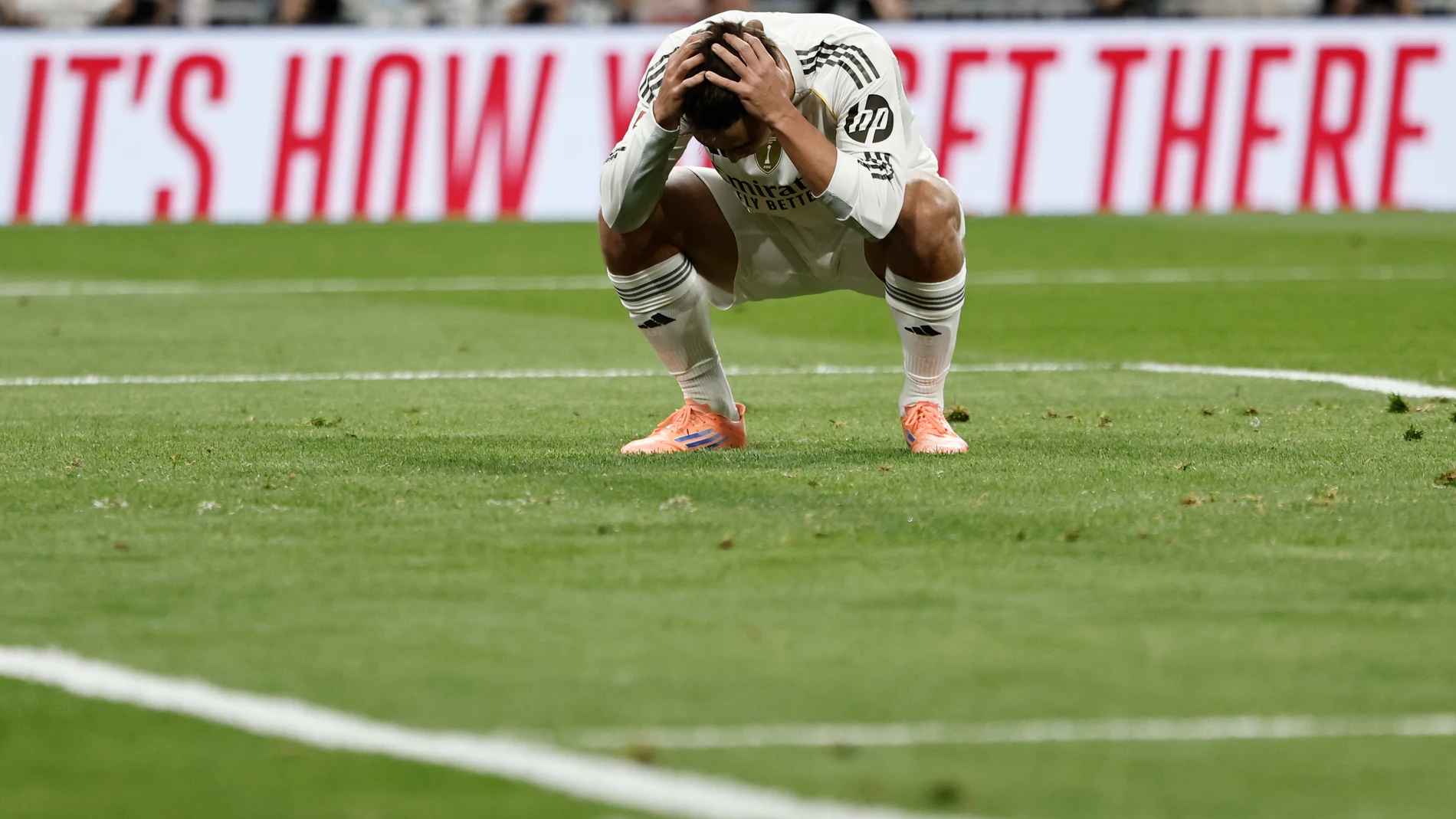 MADRID, 07/12/2025.- El delantero del Real Madrid Gonzalo García se lamenta tras una ocasión fallada, durante el partido de LaLiga de fútbol que Real Madrid y Celta de Vigo disputan este domingo en el estadio Santiago Bernabéu. EFE/Sergio Pérez