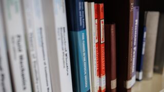 MADRID.-La 'Reina Roja' de G&oacute;mez-Jurado o la Guerra Civil de Ucl&eacute;s, entre los libros m&aacute;s demandados en bibliotecas madrile&ntilde;as